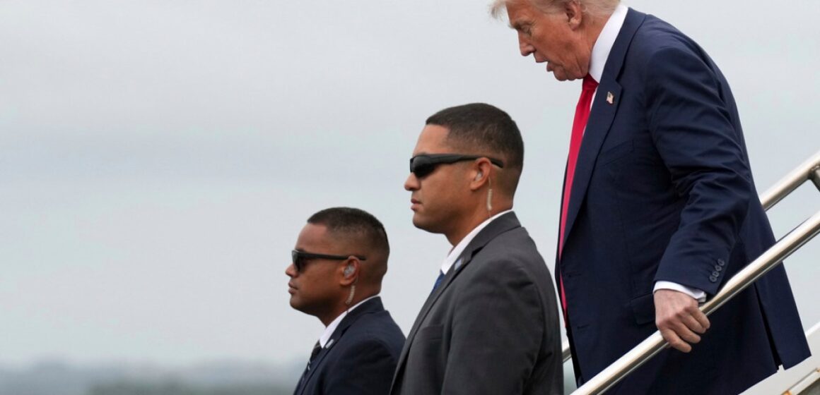 Donald Trump satt upp för handelssamtal med Europa när han anländer till Skottland

