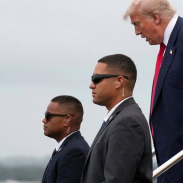 Donald Trump satt upp för handelssamtal med Europa när han anländer till Skottland

