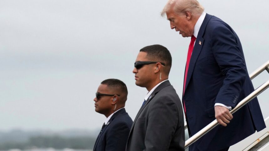 Donald Trump satt upp för handelssamtal med Europa när han anländer till Skottland


