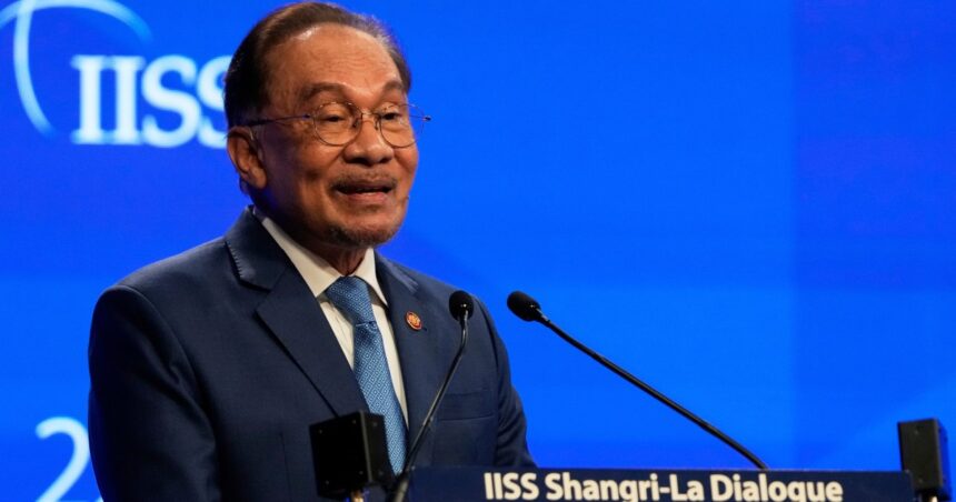 Malaysias Anwar tillkännager kontantutdelningar för att underlätta levnadskostnaderna

