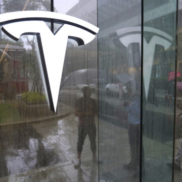 Tesla rapporterar den största kvartalsresultatet på mer än ett decennium

