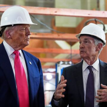 Trump besöker US Federal Reserve HQ mitt i fejd med ordförande Powell

