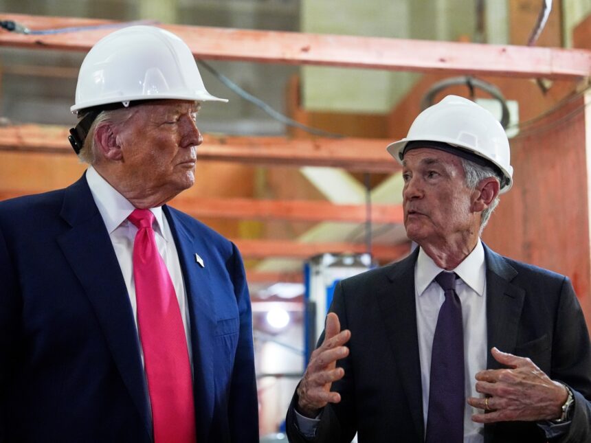 Trump besöker US Federal Reserve HQ mitt i fejd med ordförande Powell

