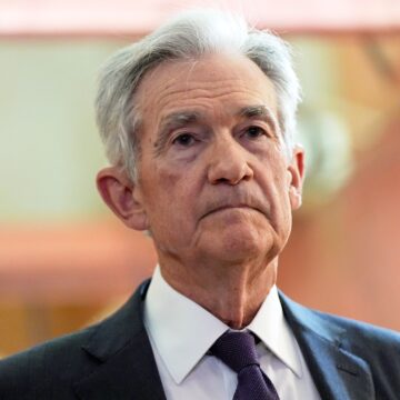 US Federal Reserve lämnar priserna oförändrade trots Trump -tryck

