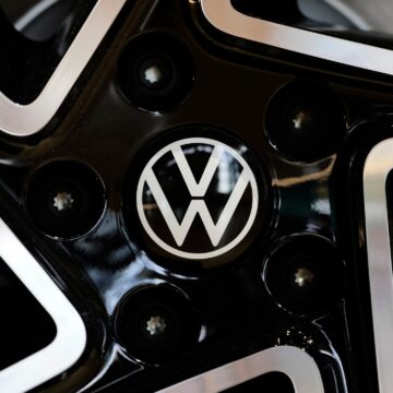 Volkswagen vinster tumlar när tullar väger på bilindustrin

