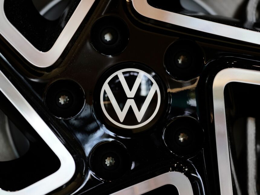 Volkswagen vinster tumlar när tullar väger på bilindustrin

