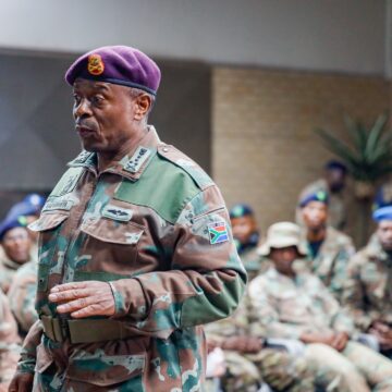 Varför är Sydafrikas arméchef under eld för att stödja Iran?

