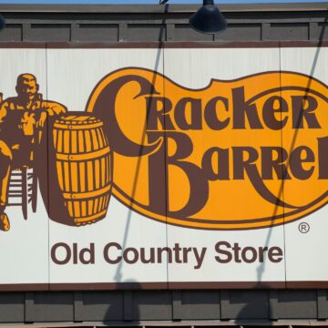 Cracker Barrel återupplivar gammal logotyp efter bakslag stoked av Trump

