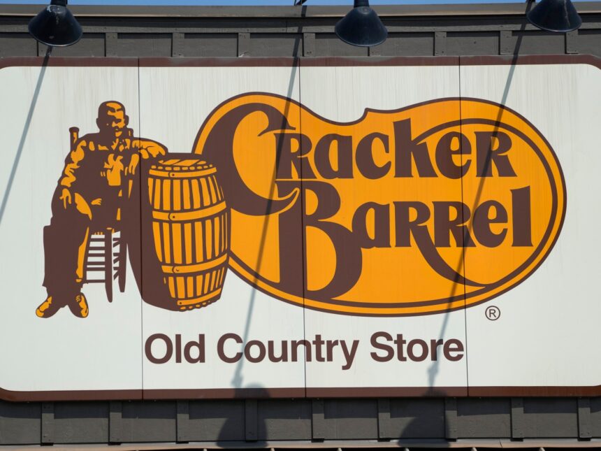 Cracker Barrel återupplivar gammal logotyp efter bakslag stoked av Trump Cracker Barrel återupplivar gammal logotyp efter bakslag stoked av Trump