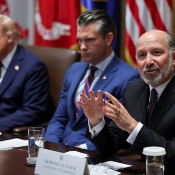 Trump -administrationen betraktar andel i försvarsföretag som Lockheed Martin

