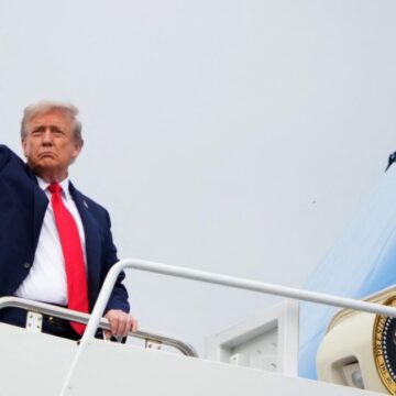 Trump har köpt mer än 100 miljoner dollar i obligationer i kontoret, avslöjande visar

