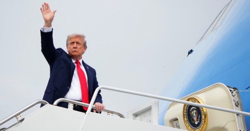 Trump har köpt mer än 100 miljoner dollar i obligationer Trump har köpt mer än 100 miljoner dollar i obligationer i kontoret, avslöjande visar