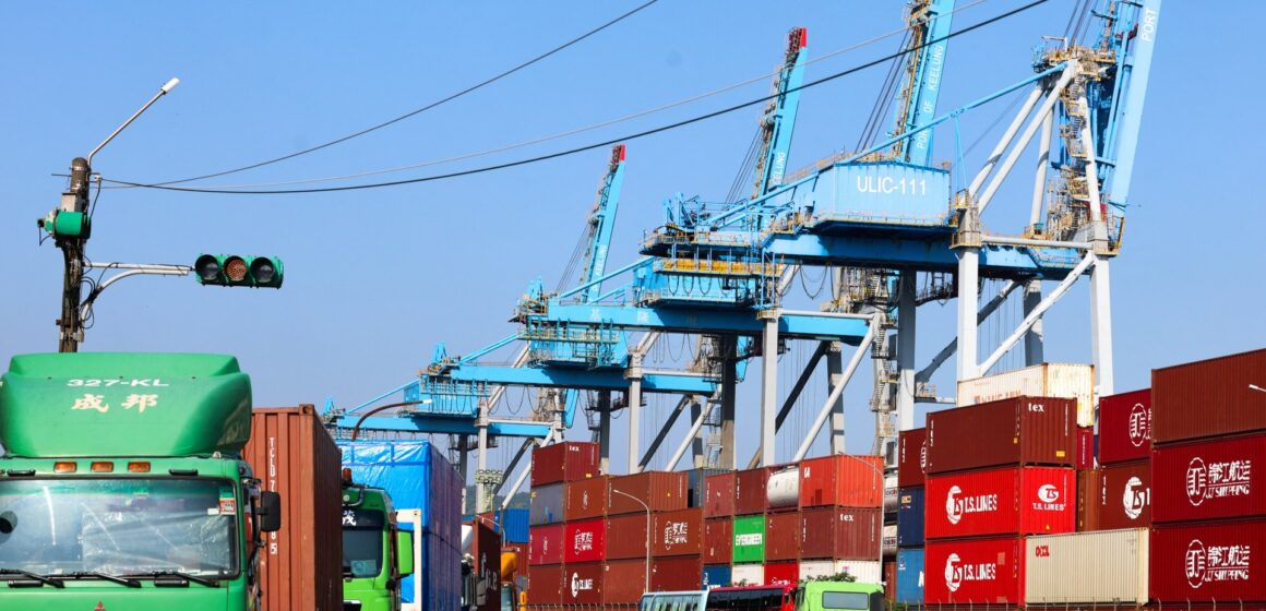 Trumps högre tullar träder i kraft av importen från dussintals Trumps högre tullar träder i kraft av importen från dussintals länder