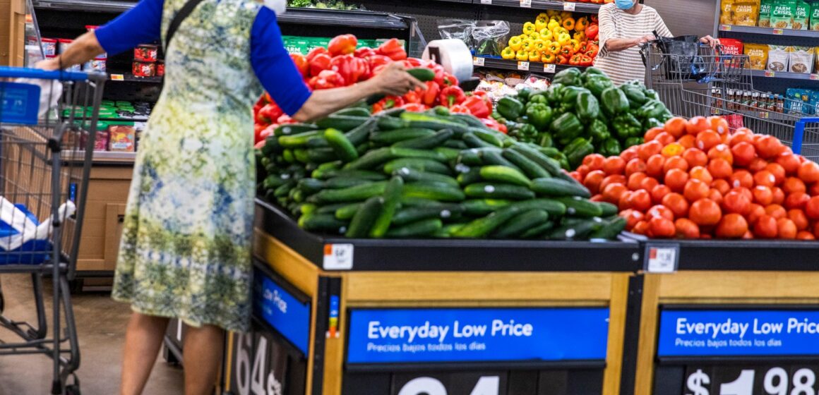 Walmart skopar kunder från rivaler men varnar lagerkostnaden stiger

