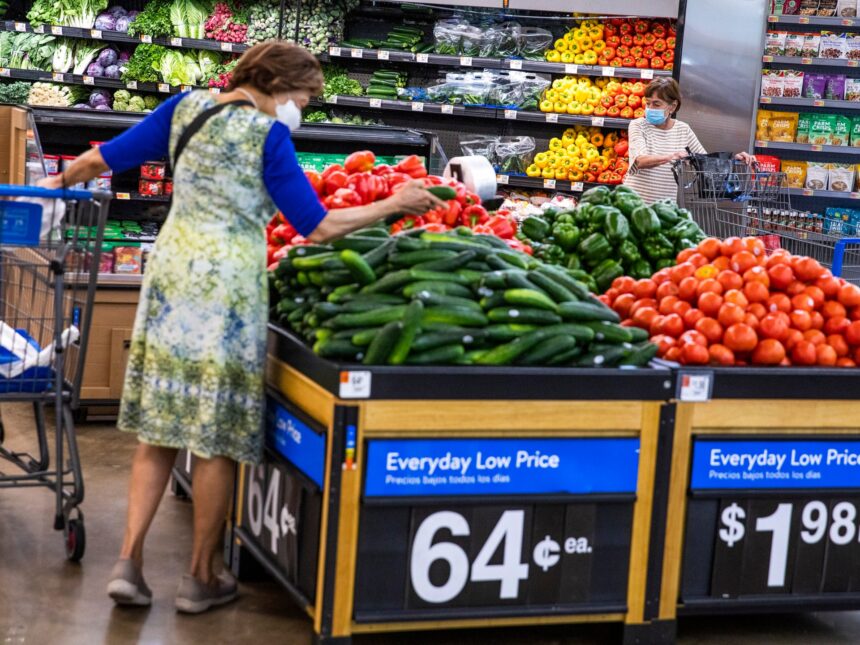Walmart skopar kunder från rivaler men varnar lagerkostnaden stiger Walmart skopar kunder från rivaler men varnar lagerkostnaden stiger