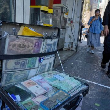 Irans valuta träffar New Low när 'Snapback' vävstolar över kärnkraftsprogram

