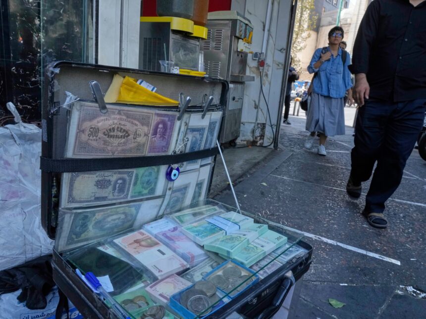 Irans valuta träffar New Low när 'Snapback' vävstolar över kärnkraftsprogram Irans valuta träffar New Low när 'Snapback' vävstolar över kärnkraftsprogram