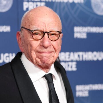 Rupert Murdoch SEALS Deal Passing Control of Media Empire till äldsta son

