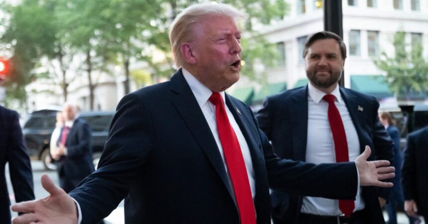 Trump säger signatur på födelsedagsanteckning till Jeffrey Epstein är inte hans

