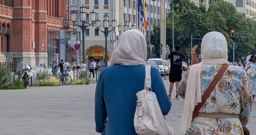 Konservativ parlamentsledamot lanserar framställning för att förbjuda islamiska huvuddukar i Europaparlamentet 
