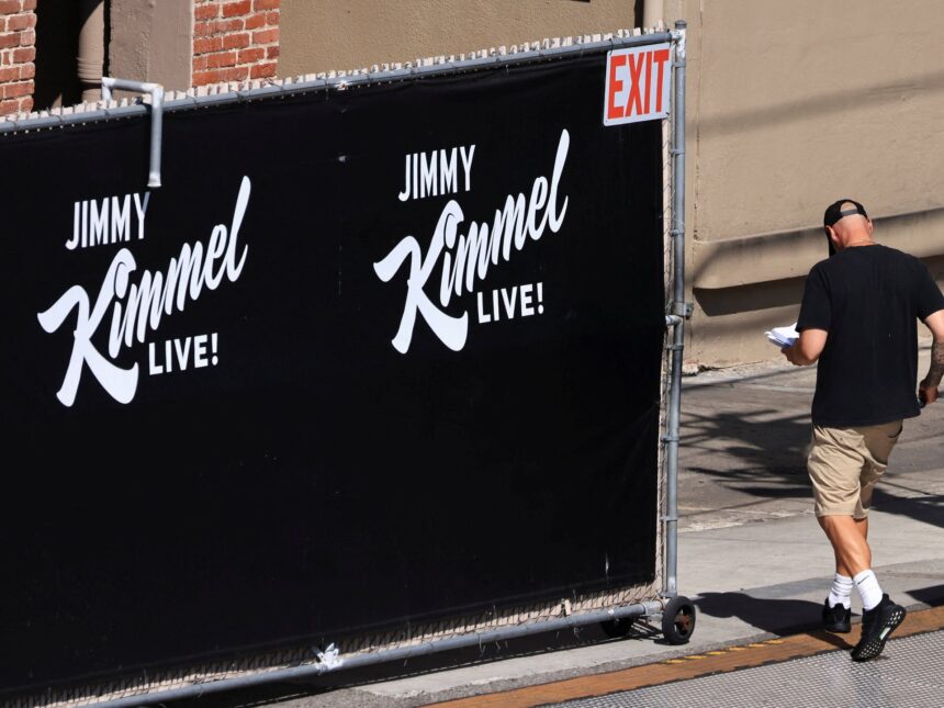 Jimmy Kimmels show för att återvända på tisdag efter Disney Jimmy Kimmels show för att återvända på tisdag efter Disney lyfter upphängning
