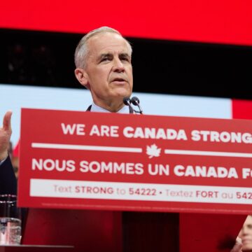 Kanada för att ge biltillverkare en paus på EV -försäljningsmålet när amerikanska tullar väger

