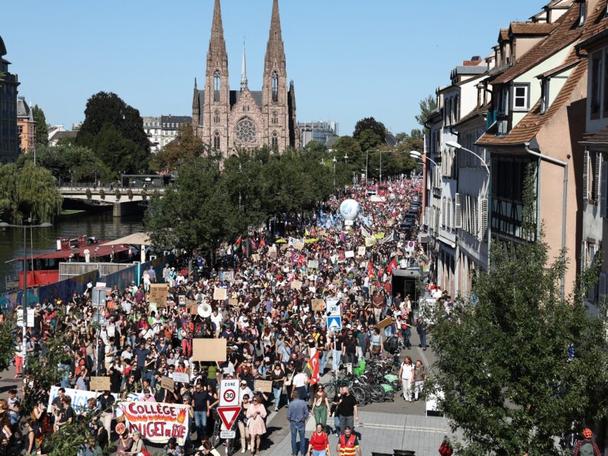 Macron känner värmen när franska arbetare protesterar hans budgetnedskärningar Macron känner värmen när franska arbetare protesterar hans budgetnedskärningar