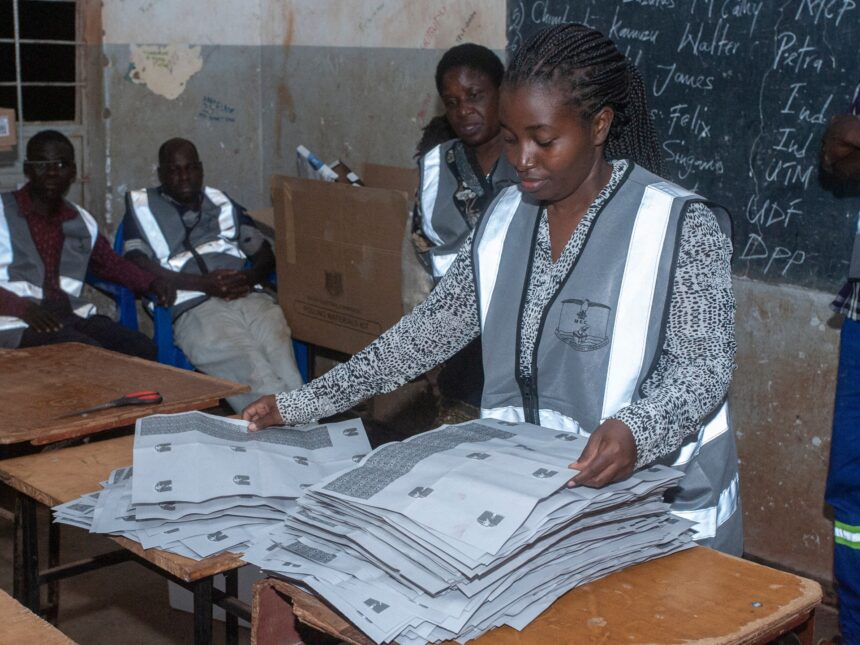 Malawi räknar röster efter presidentvalet mitt i ekonomisk kris Malawi räknar röster efter presidentvalet mitt i ekonomisk kris