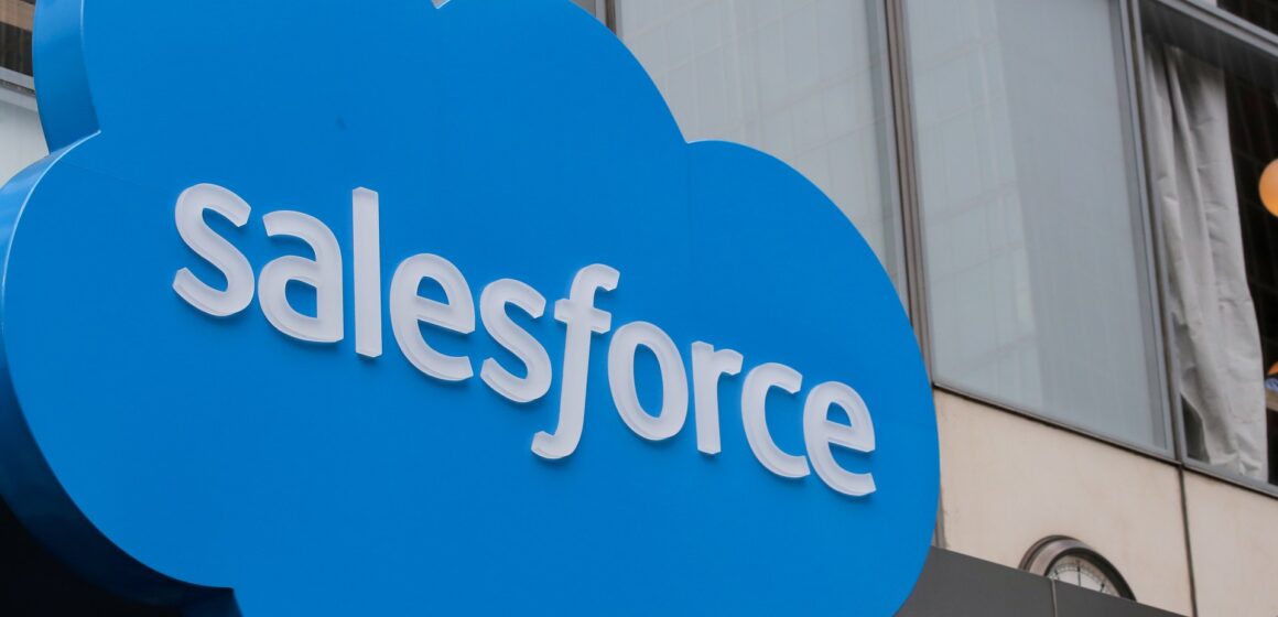 Salesforce sätter upp tusentals trots en stark inkomstrapport

