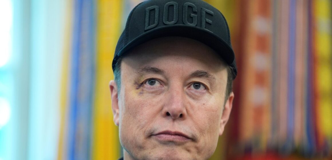 Trump-administrationen reparerar avskedade anställda efter kostnadsbesparande blitz

