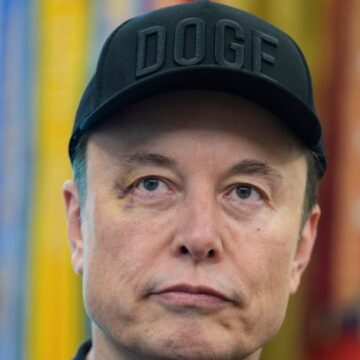 Trump-administrationen reparerar avskedade anställda efter kostnadsbesparande blitz

