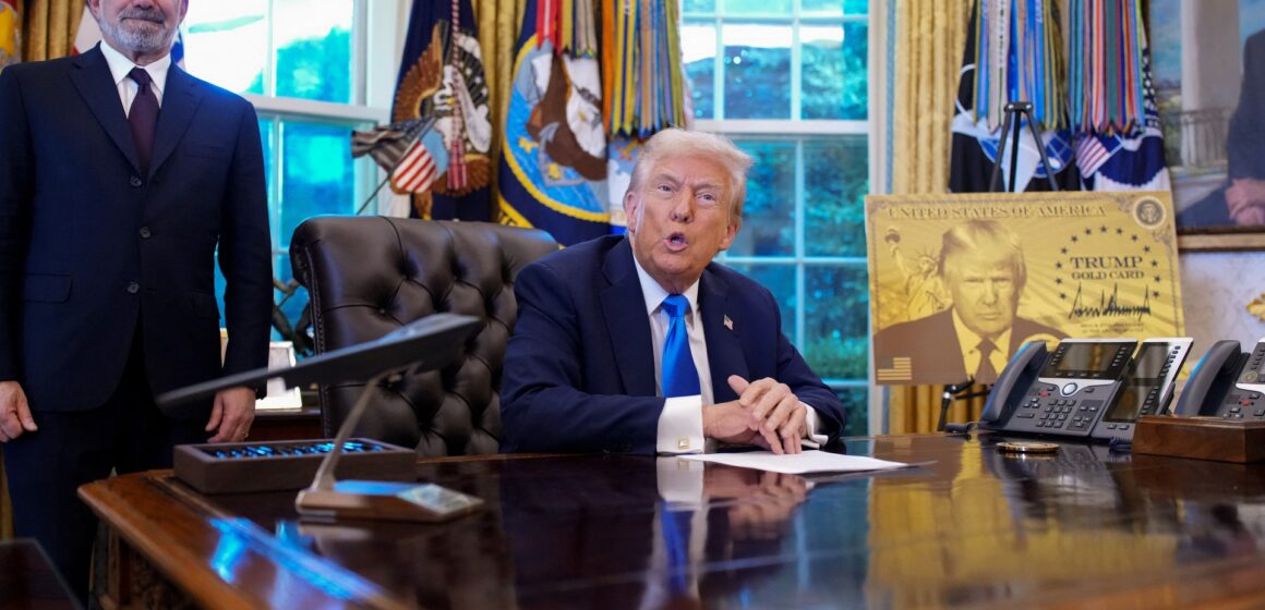 Trump åläggs avgift på 100 000 dollar per år för Trump åläggs avgift på 100 000 dollar per år för H-1B-visum