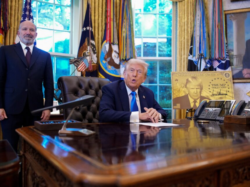 Trump åläggs avgift på 100 000 dollar per år för Trump åläggs avgift på 100 000 dollar per år för H-1B-visum