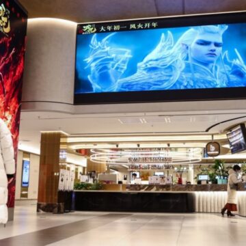 Trump lovar branta tullar för utländska filmer och importerade möbler

