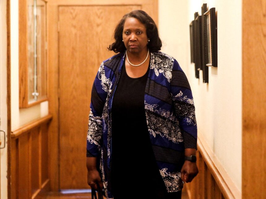 USA: s DOJ ber domstolen om nödsituation för att ta USA: s DOJ ber domstolen om nödsituation för att ta bort Cook från Fed Board