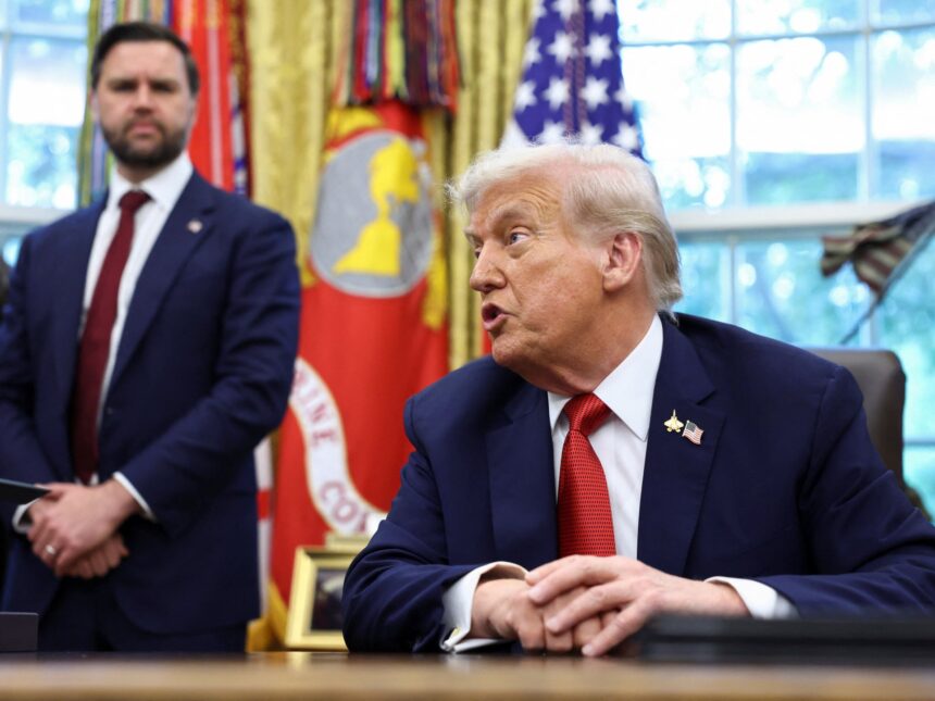USA: s president Donald Trump undertecknar beställning som beskriver Tiktok USA: s president Donald Trump undertecknar beställning som beskriver Tiktok försäljningsplan