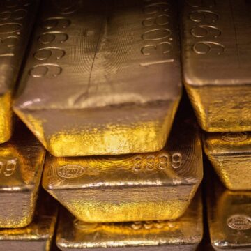 Varför är priset på att guld träffar rekordhöjder?

