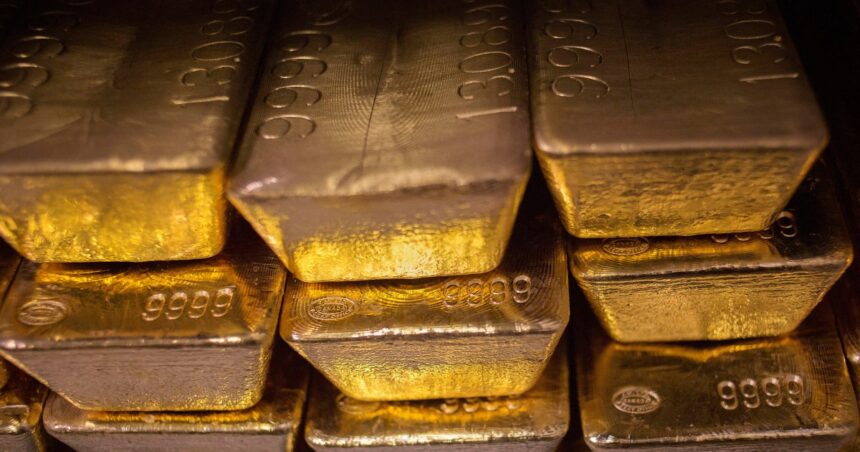Varför är priset på att guld träffar rekordhöjder?

