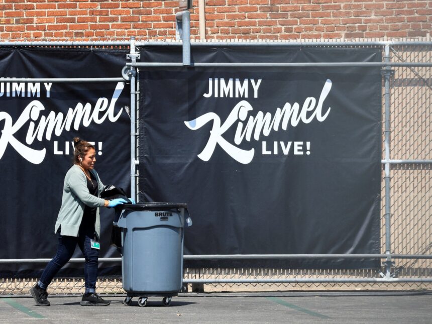 Vissa amerikanska programföretag kommer inte att sända Kimmel även när Vissa amerikanska programföretag kommer inte att sända Kimmel även när ABC tar tillbaka showen