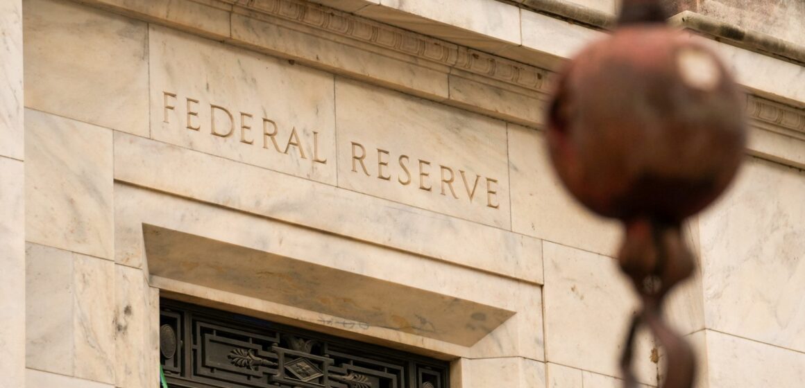 Den amerikanska centralbanken Federal Reserve sänker räntorna i takt med att arbetsmarknaden försvagas

