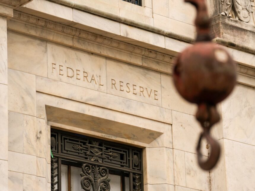 Den amerikanska centralbanken Federal Reserve sänker räntorna i takt med Den amerikanska centralbanken Federal Reserve sänker räntorna i takt med att arbetsmarknaden försvagas