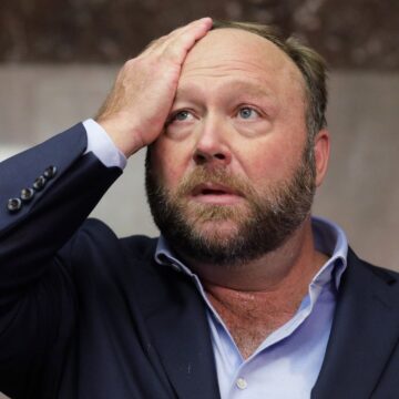 Högsta domstolen avvisar Alex Jones Challenge to Defranding dom

