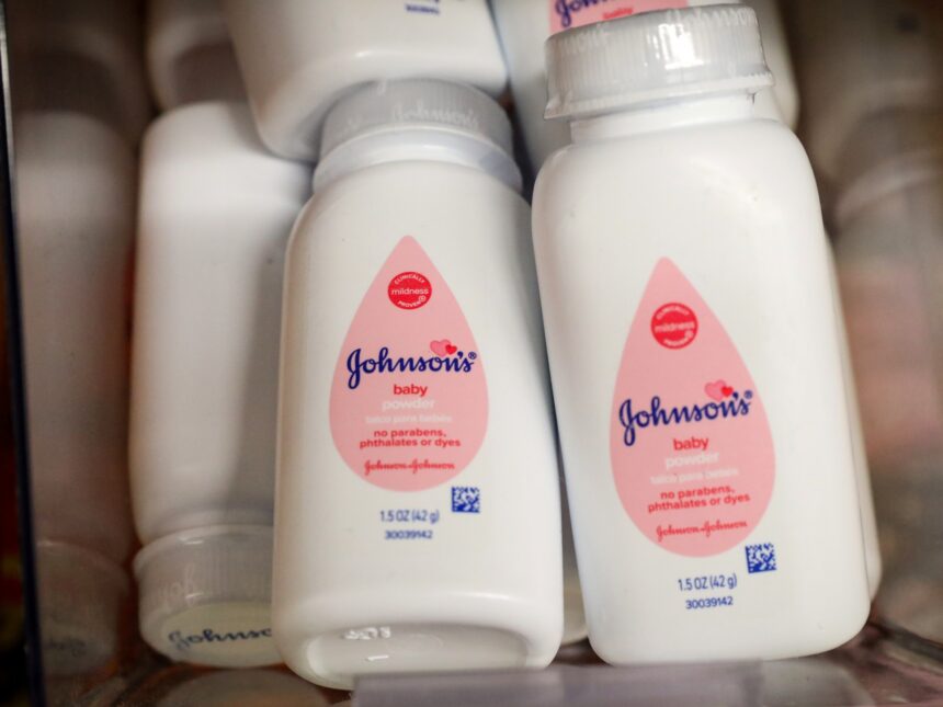 Jury beställer Johnson & Johnson att betala 966 miljoner dollar i talkcancerfall

