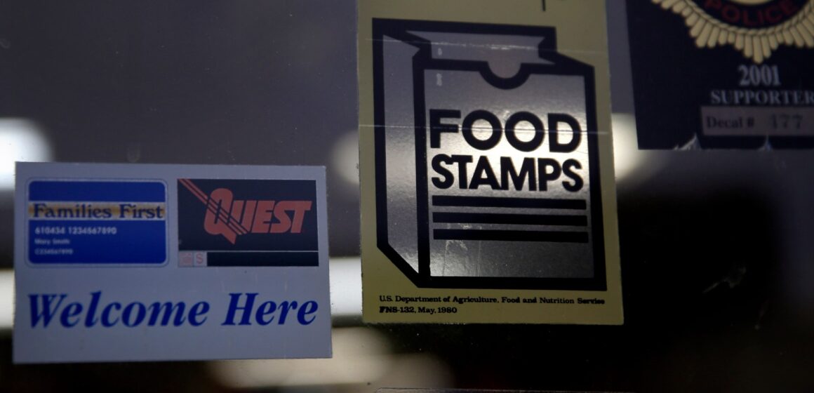 Kommer miljontals låginkomsttagare att förlora matkuponger under avstängningen?

