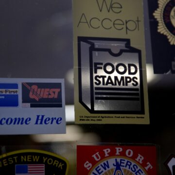 Kommer miljontals låginkomsttagare att förlora matkuponger under avstängningen?

