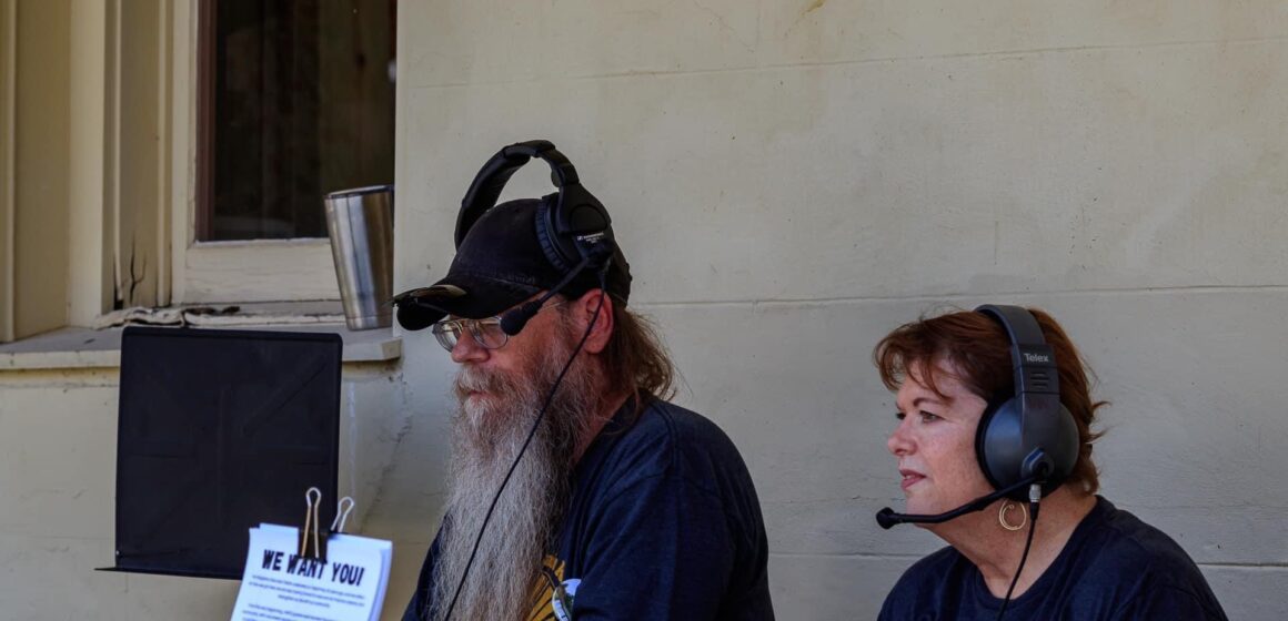 När offentliga mediemedel officiellt tar slut, kämpar lokala radiostationer

