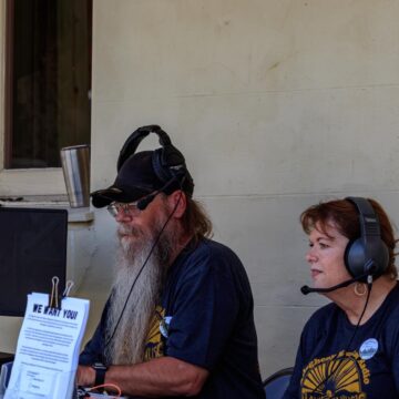 När offentliga mediemedel officiellt tar slut, kämpar lokala radiostationer

