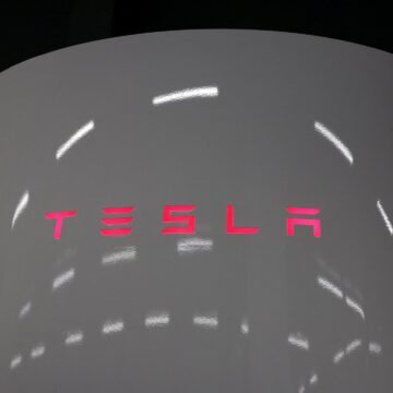 Tesla avslöjar ny lägre kostnadsmodell Y i stigande tävling

