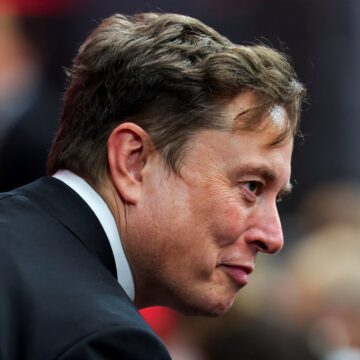 Tesla föreslog ett lönepaket på 1 biljon dollar för Musk står inför investerare

