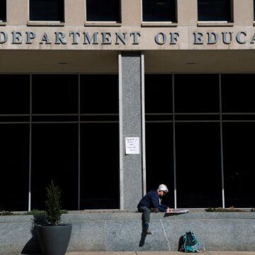 Trump-administrationen sätter regler för att hindra grupper som den motsätter sig från lånlättnad

